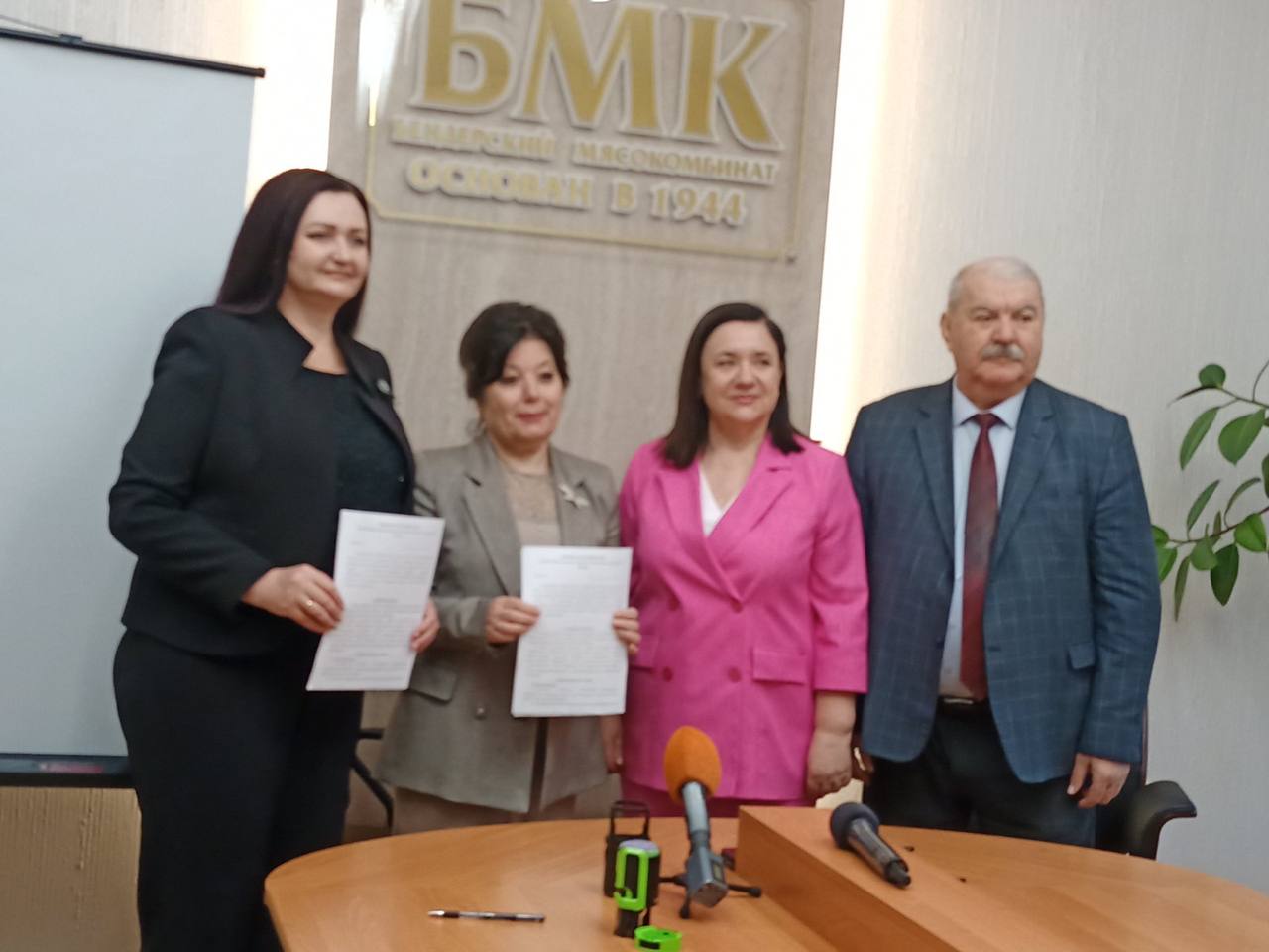 На базе мясокомбината подписали договор о дуальном образовании с приднестровским колледжем технологий и управления. Будут готовить мехатроников для пищевой промышленности.