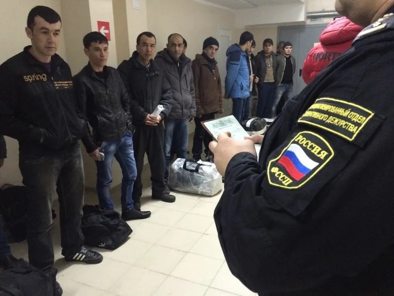 Новый рекорд по выдворению нелегалов поставили в Новосибирске Приставы там за один день выдворили 53 мигранта, за год — 510 человек, сообщило региональное управление ФССП. Большинство выдворенных нарушителей миграционного законодательства были гражданами Узбекистана, Киргизии и Таджикистана. Всего за 2024 год приставы по всей России выдворили более 88 тыс. нелегалов, количество депортаций выросло в 2 раза по сравнению с 2023 годом. Царьград.ТВ — Не боимся говорить правду Подпишись
