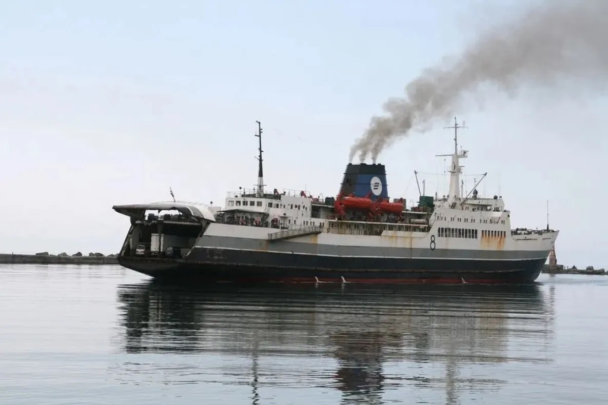 Паромная переправа Ванино Холмск закрыта из за циклона Паромная переправа Холмск Ванино между материковой частью РФ и Сахалином закроется сегодня днем 6 ноября из за циклона и шторма в море Действие циклона распространится по всему Татарскому проливу Возможно усиление ветра до 15 20 м с и сильный снегопад Согласно метеопрогнозу движение паромов из порта Ванино может возобновиться во второй половине суток 7 ноября Пока же суда будут пережидать непогоду в порту Хабаровского края todaykhv