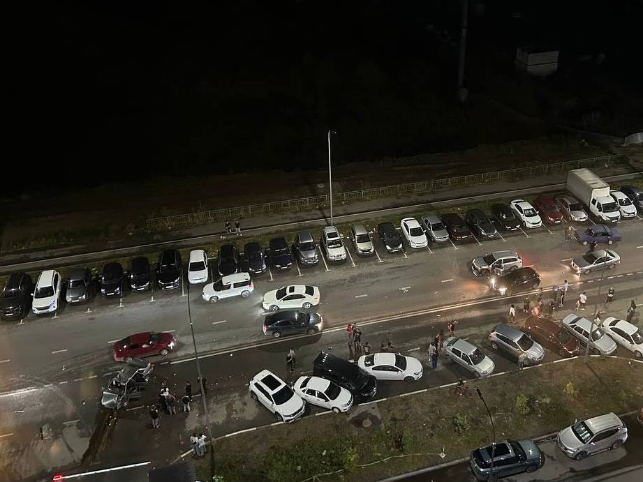 На Шолмова возле микрорайона «Новая жизнь» очередной автолётчик на бреющем разбил четыре машины, включая, разумеется, свою  О пострадавших пока ничего не известно, но скорая помощь уже на месте.  В России две беды: дороги и дураки на дорогах  Подписывайтесь: 73online Присылайте новости