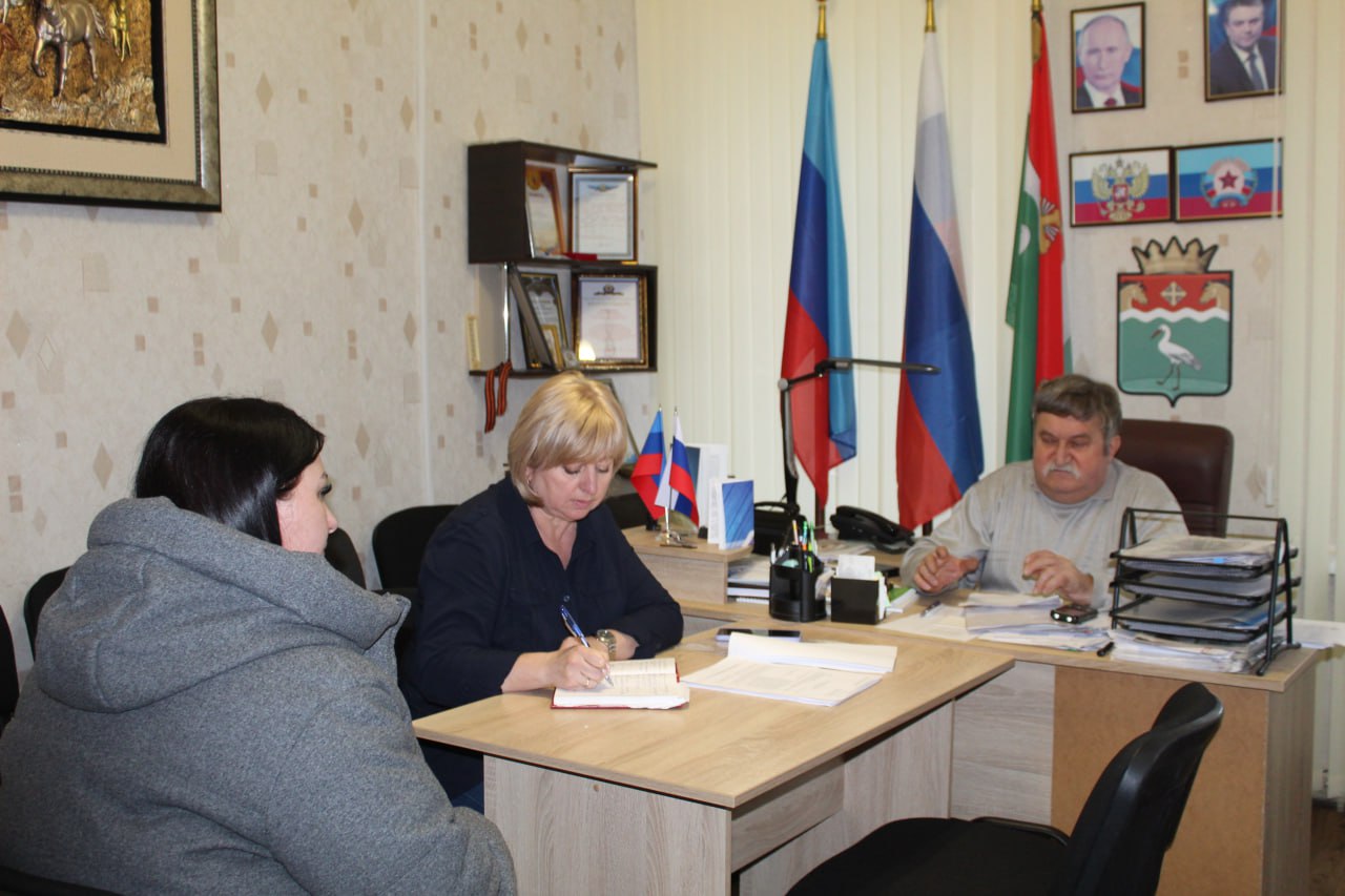 Сегодня первый заместитель Главы Администрации Николай Вербицкий провел прием граждан по личным вопросам в Администрации Беловодского муниципального округа Поступило одно обращение с просьбой рассмотреть возможность оказания помощи в решении жилищного вопроса многодетной семьи Взял данный вопрос на личный контроль и поручил руководителям профильных отделов администрации Беловодского муниципального округа изучить все возможные законные пути оказания помощи в решении данного вопроса