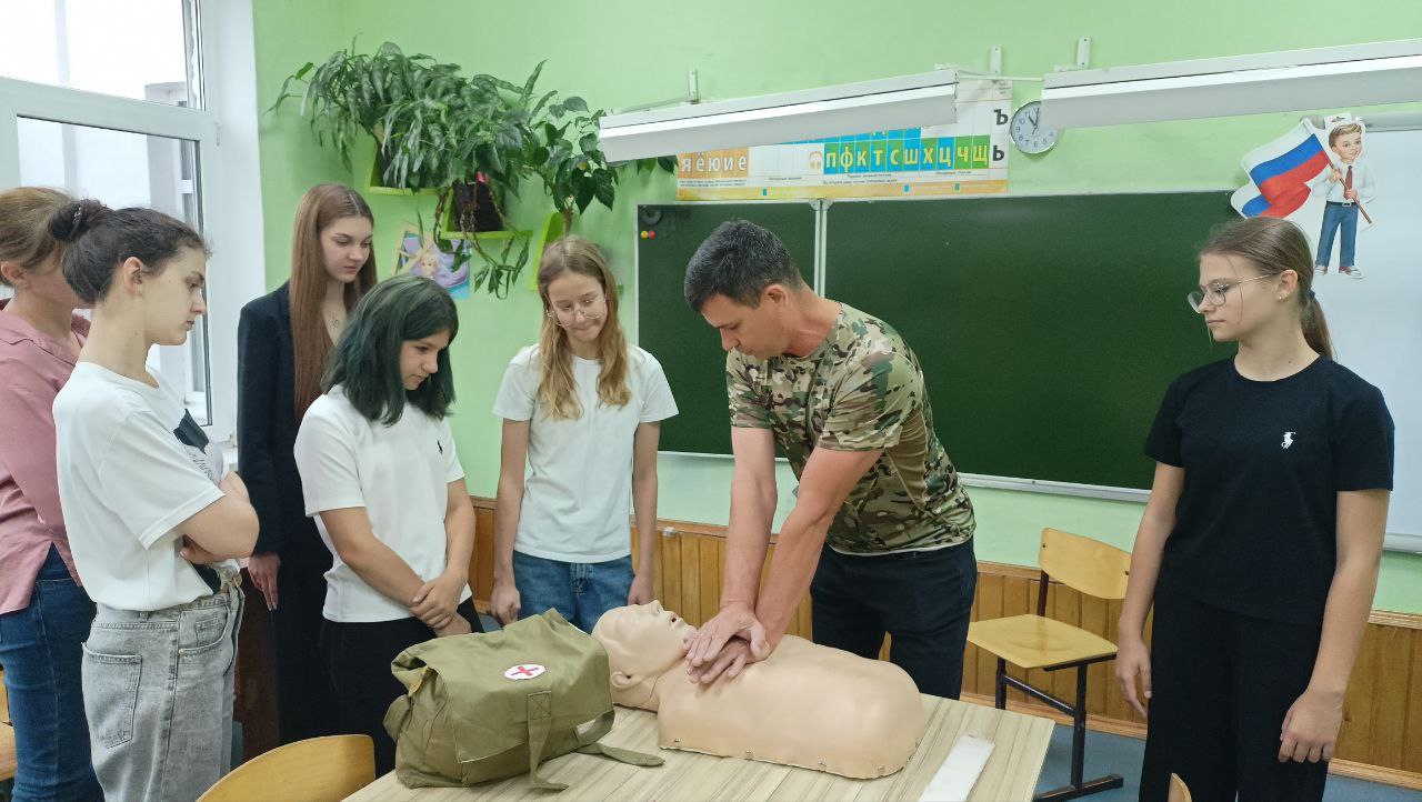 1 июля преподаватель ОБЗР Малахов И.Д. провел мастер - класс по тактической медицине. В мастер-классе участвовали ученики 5 "А" класса и были рассмотрены следующие темы: 1. Основы первой помощи: как правильно оценить ситуацию, оказать первую помощь при травмах или неотложных состояниях. 2. Травматология: способы остановки кровотечений, иммобилизации поврежденных конечностей и обработки ран. 3. Ситуационная медицина: как действовать в условиях стресса и неопределенности, управление ресурсами и временем. 4. Работа в команде: умение сотрудничать в группе для наиболее эффективного оказания помощи. Такие занятия важны не только для подготовки потенциальных спасателей и военных, но и для формирования ответственной гражданской позиции у молодежи #МБОУСОШ2 #Краснодарскийкрай #Апшеронск #ГодЗащитникаОтечества2025