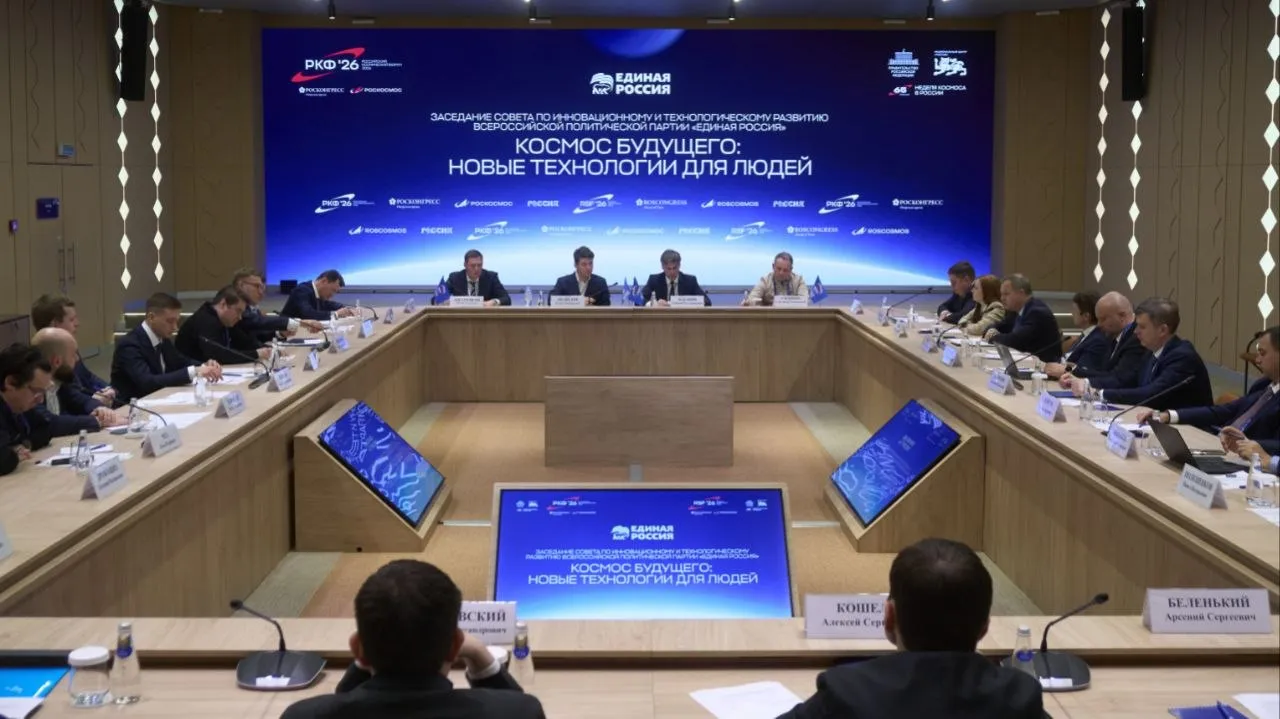 В Народную программу Единой России внесли предложения по привлечению частного бизнеса к космическим программам Совет по инновационному и технологическому развитию Единой России предложил создать реестр испытательной инженерной и лабораторной инфраструктуры в космической сфере и обеспечить доступ к ней частных разработчиков В частности предлагается проводить технологический обзор доступных на рынке разработок а также готовить мотивированные заключения по результатам их оценки перед принятием решений о включении в проекты Важная тема поднимавшаяся сегодня поддержка частного участия в космосе Мы также будем предлагать это закрепить в технологическом разделе Народной программы Обеспечение частным компаниям доступа к инфраструктуре отрасли создание быстрого механизма допуска частных разработчиков к космическим проектам упрощение тех процедур которые в настоящее время являются длинными и сложными Формирование гарантированного спроса выстраивание системы финансирования от разработки до масштабирования и помощь молодым командам также должны стать нашим приоритетом секретарь Совета по инновационному и технологическому развитию Единой России руководитель проектов партии Илья Медведев Космос инструмент глобальной конкуренции И в этих условиях Россия обязана соответствовать самым передовым подходам и моделям А именно модели в которой государство задает стратегию и во многом обеспечивает ресурсный фундамент но бизнес становится полноценным участником Это не просто тренд Это уже можно сказать мировая практика Везде мы видим примерно один и тот же подход государство формирует правила частный бизнес масштабирует решения И мы организационно идем по этому пути сказал председатель Совета по инновационному и технологическому развитию Единой России гендиректор госкорпорации Роскосмос Дмитрий Баканов