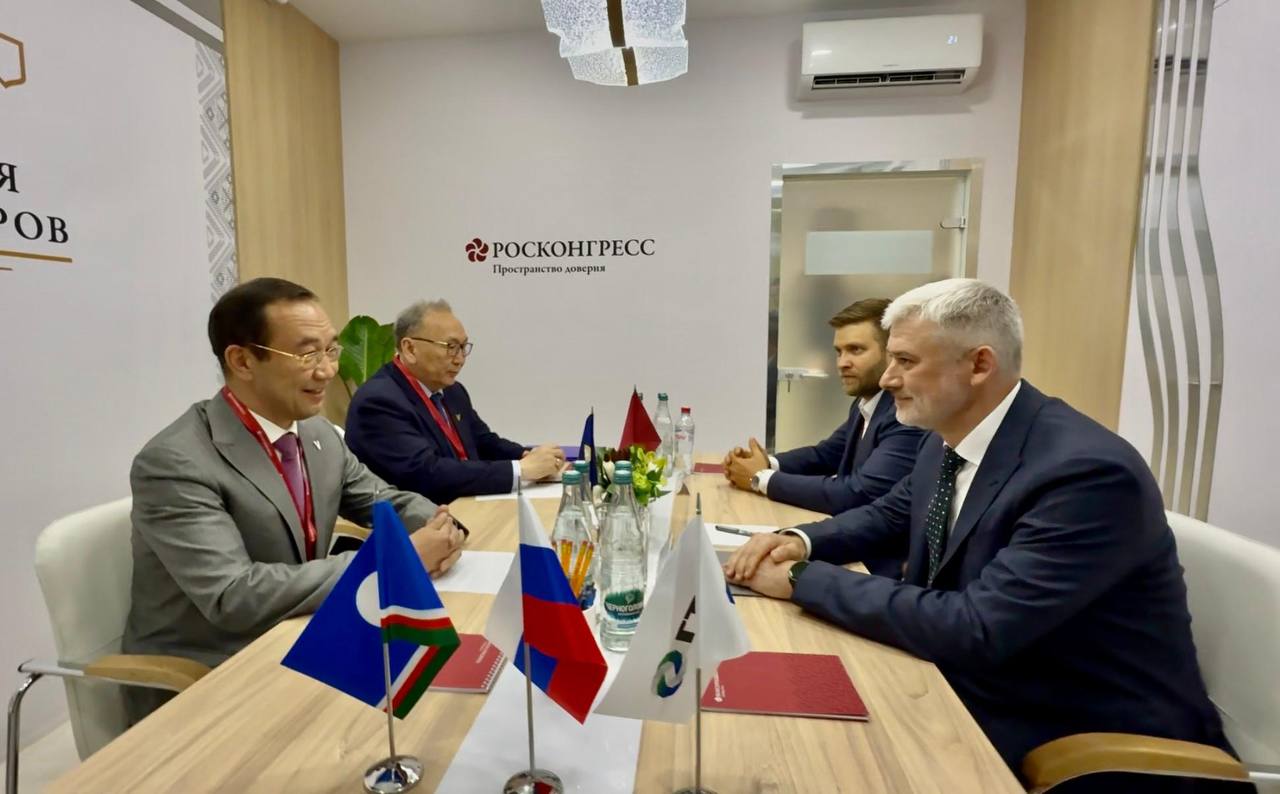 ГТЛК поможет обновить общественный транспорт в Якутске В рамках ПМЭФ-2025 состоялась рабочая встреча генерального директора ГТЛК Евгения Дитриха и главы Республики Саха Якутия Айсена Николаева. Ключевым вопросом встречи стало обновление автобусного парка города Якутска. Стороны договорились о сотрудничестве в этом направлении. Общественный транспорт Якутска будет обновлен на условиях льготного лизинга ГТЛК с привлечением финансирования со стороны ВЭБ.РФ. Общий бюджет проекта составит 934 млн рублей, из них 222 млн рублей приходится на средства региона и 712 млн рублей – предполагаемое участие ВЭБ.РФ. Сегодня почти половина городского общественного транспорта Якутска – 46,6 % – не соответствует современным требованиям по безопасности, удобству и доступности для маломобильных граждан. По итогам закупки доля общественного транспорта, находящегося в нормативном состоянии, увеличится до 64,2 %.