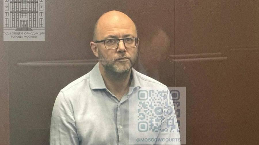 Экс депутат курской облдумы Максим Васильев похудел в СИЗО на 25 кг Васильев находится в СИЗО с апреля этого года его обвиняют в особо крупном мошенничестве при строительстве фортификационных сооружений Я на 25 кг похудел с апреля У меня был 56 й размер штанов а теперь 48 й Соседу пришли джинсы 50 го размера они мне были велики Я сейчас вешу 78 кг рассказал бывший парламентарий ТАСС Он содержится в СИЗО 1 известное как Кремлевский централ По словам Васильева с ним в камере сидят известные люди чьи имена называть он не хочет из этических соображений В СИЗО очень хорошая библиотека с научной литературой можно подтянуть знания по экономике и психологии При этом в ней можно найти книги от Стендаля до Киссинджера Также есть много детективов произведения Стига Ларссона много философских книг Есть дополнительные платные услуги в виде спортзала стоимостью 250 рублей в час Также на прокат можно взять большой вентилятор за 40 рублей в сутки В камере есть холодильник телевизор кипятильник цитирует Васильева ТАСС На прошлой неделе Максиму Васильеву продлили срок содержания под стражей