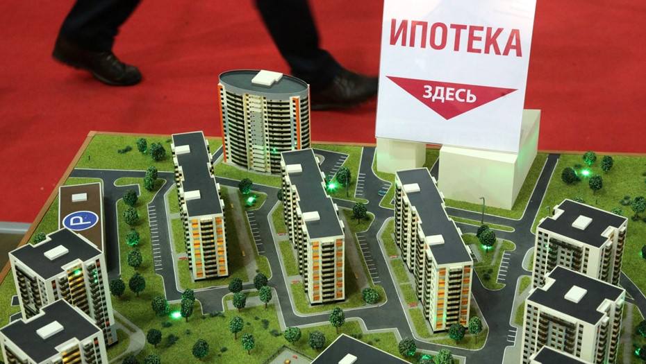В первом полугодии объем выданных ипотечных кредитов в Узбекистане достиг 9,43 трлн сумов — на 37% больше, чем год назад Число заемщиков выросло на 20,5% — до 31,5 тыс. человек. Средний размер кредита приблизился к отметке 300 млн сумов рост на 13,7% . Государство резко усилило свою роль ипотечном кредитовании. Минэкономфин увеличил финансирование на 74% — до 6,38 трлн сумов. В результате госдоля выросла с 53,3% до 67,7%, а доля банков в выдаче кредитов упала с 34,3% до 23,8%. Абсолютным лидером по выдаче ипотеки остается Ташкент с показателем в 2,95 трлн сумов +43,8% . На первичном рынке было выделено 75% от объема всех кредитов — на 14 процентных пунктов больше, чем в первом полугодии 2024 году.