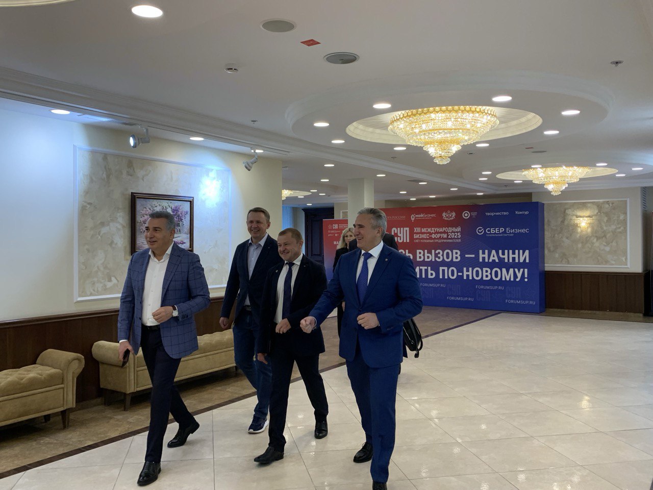 Губернатор Тюменской области Александр Моор в эти минуты работает на предпринимательском форуме СУП 2025 Встреча главы региона с гостями и спикерами форума проходит в ДК Нефтяник в формате делового завтрака СУП 2025 собрал около 2 500 участников из 60 регионов РФ и зарубежных стран
