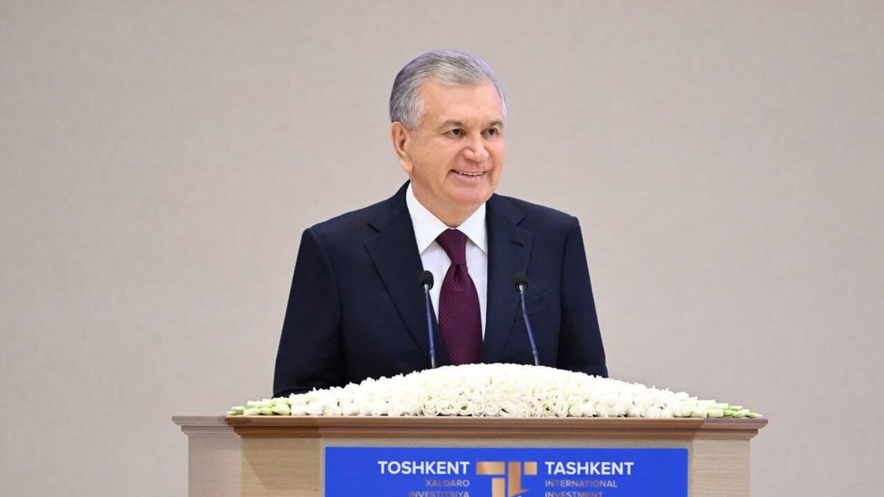 Президент Узбекистана Шавкат Мирзиёев выступил на IV Ташкентском международном инвестиционном форуме По его словам, в мае агентство S&P повысило прогноз Узбекистана по суверенному рейтингу со "стабильного" до "позитивного". Узбекистан поставил перед собой цель в следующем году стать членом ВТО и адаптировал для этого десятки законов и сотни стандартов. Узбекистан планирует разработать национальную модель искусственного интеллекта, а также стать влиятельным IT- и финтех-хабом. В Узбекистане выявлены крупные запасы вольфрама, молибдена, магния, лития, графита, ванадия, титана и других минералов на 3 трлн долларов. Будет введен возврат рентного налога в течение 10 лет инвесторам, которые наладят полный цикл добычи - от геологоразведочных работ до выпуска готовой продукции.