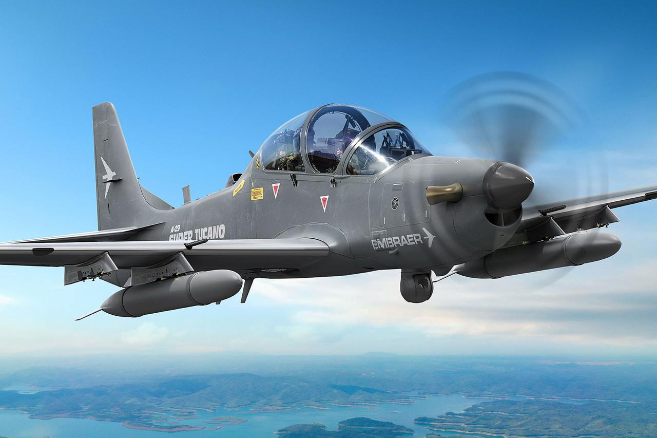 Embraer продал десять A-29 Super Tucano под конец года  В самом конце ушедшего 2024 года Embraer объявил о подписании контракта на поставку шести самолётов A-29 Super Tucano неназванному заказчику и четырех A-29 заказчику из Африки.  «Мы рады объявить о новых продажах A-29 Super Tucano, поскольку считаем этот самолёт оптимальным выбором для многих стран мира», — заявил Боско да Коста Жуниор, президент и генеральный директор Embraer Defense & Security. «A-29 — мировой лидер в своём классе, благодаря его надёжности, проверенной эффективности и высоким техническим характеристикам».  За 2024 год Embraer получил заказы на 34 легких штурмовых самолётов для поддержки войск с воздуха, 12 из которых представляют собой новую модификацию A-29N, соответствующую стандартам НАТО, для ВВС Португалии. Это стало прорывом для Embraer а, который не получал заказы на Super Tucano с 2021 года. Первым заказчиком в 2024 году стал Парагвай, заказавший шесть A-29, за ним последовал Уругвай с ещё шестью самолётами.  Аналитики считают, что неназванным заказчиком шести A-29 Super Tucano могут являться ВВС Филииппин, которые в конце 2024 года вывели из своего состава ударные самолёты OV-10 Bronco. Африканским заказчиком же, скорее всего станет Гана, которая еще в начале года выражала интерес в приобретении самолётов  см. фото №2 .     AviaNews