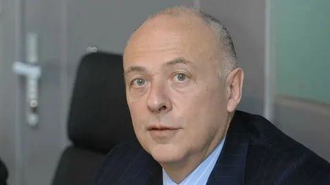 В Подмосковье прошли обыски по делу "Сиротинской" ОПГ в доме, ранее принадлежавшем экс-министру Козыреву Силовики провели обыски в загородном доме в Барвихе, который некогда принадлежал бывшему министру иностранных дел России Андрею Козыреву. Обыски прошли в рамках расследования уголовных дел, связанных с "Сиротинской" преступной группировкой. В настоящее время особняком владеет Игорь Шинкаренко, лидер тольяттинской ОПГ, который успел покинуть Россию до начала обысков. В ходе следственных действий были изъяты наличные, документы и техника, представляющие интерес для следствия. "Сиротинской" ОПГ приписывают серию заказных убийств, бандитизм, включая расстрел на 17-й проходной АвтоВАЗа в 1994 году. Следствие проверяет причастность группировки к убийству главного редактора газеты "Тальяттинское обозрение" Валерия Иванова. Андрей Козырев, занимавший пост главы МИД РФ с 1991 по 1996 годы, продал особняк в Барвихе в 2012 году. В настоящее время он проживает за границей и признан Минюстом РФ иностранным агентом.