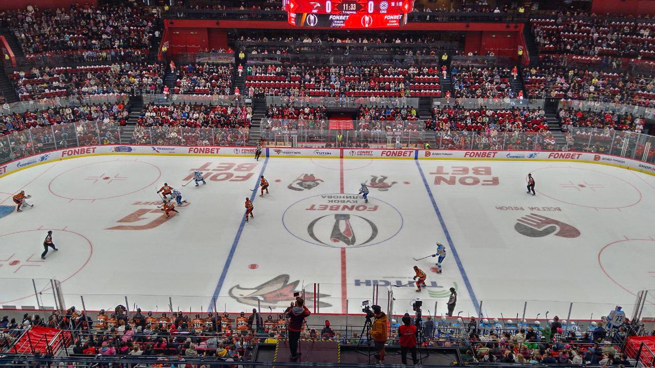 Авангард начинает выездную серию игр на Дальнем Востоке Сегодня хоккейный клуб Авангард отправляется в Хабаровск где встретится с местным Амуром К Омской команде присоединился Клим Костин Несколько лет назад игрок уже поднимал над головой Кубок Гагарина завоеванный в составе нашей команды Предыдущая встреча текущего чемпионата с Амуром завершилась победой Авангарда 2 1 Начало матча запланировано на 15 15 по омскому времени Написать в редакцию Читать Вести Омск в МАХ