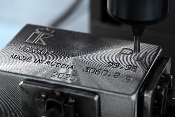 ЕС может запретить ввоз иридия родия платины и меди из России пишет Bloomberg Такая мера рассматривается в рамках нового пакета санкций против Москвы Об этом сообщает агентство ссылаясь на источники В публикации говорится что Брюссель собирается принять 20 й пакет санкций в феврале Подписаться на Говорит Москва Telegram VK MAX