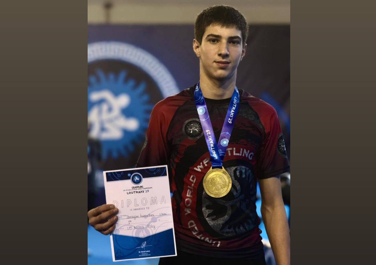 Сила духа С 1 по 4 ноября в городе Лутраки Греция состоялось Первенство мира по спортивной борьбе грэпплинг В составе сборной России достойно выступил ученик 10 го класса МКОУ СОШ 4 с п Нижний Куркужин Баксанского района Ибрагим Кумышев одержав победу в чемпионате мира среди сверстников Юный чемпион продемонстрировал высочайший уровень мастерства целеустремленность и несгибаемый дух принеся своему району республике и всей стране заслуженную победу Подробнее здесь