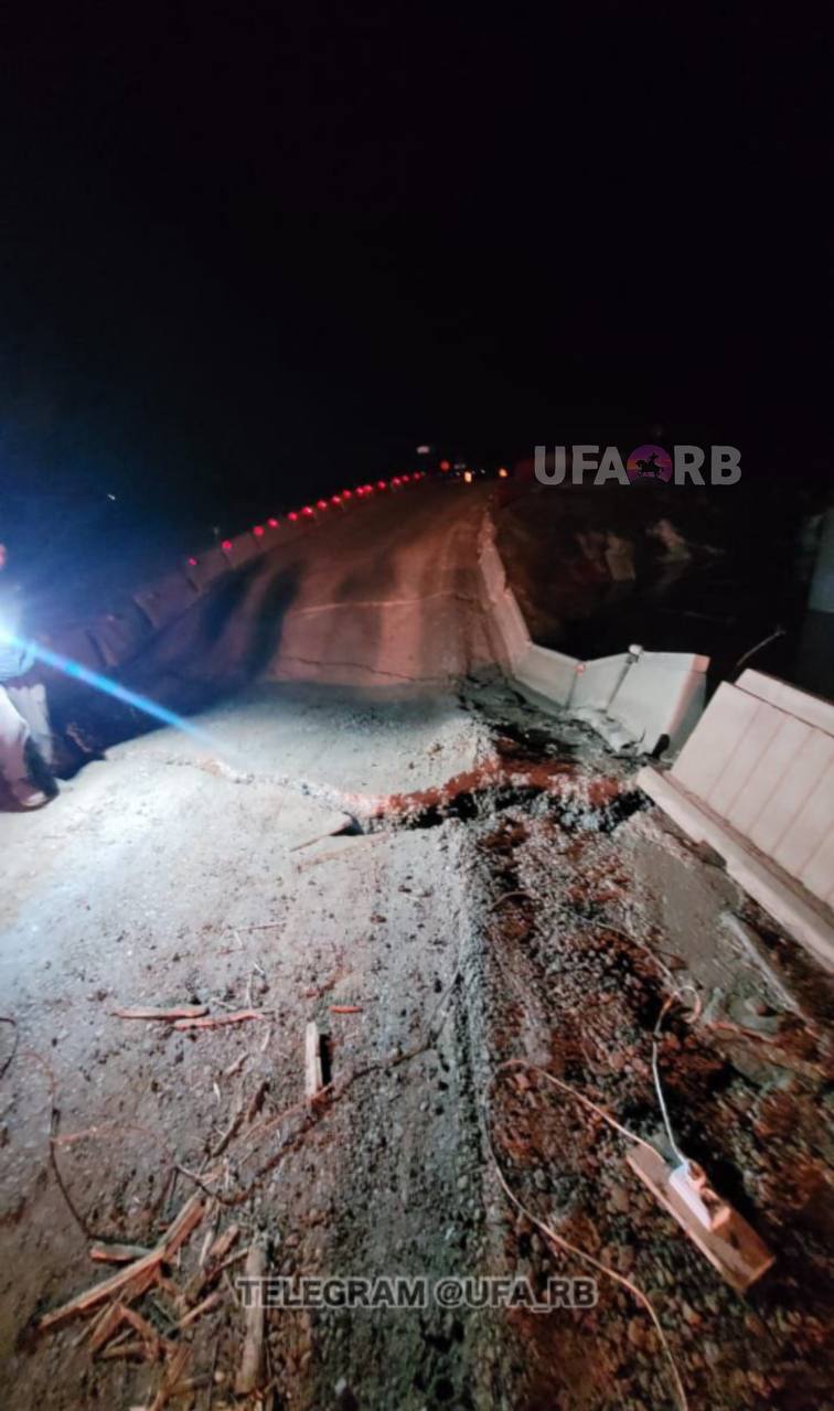 В Башкирии разбушевавшийся паводок парализовал дороги!  В Кармаскалинском районе вода захлестнула мост через реку Караелга у деревни Кулушево и объездную дорогу — движение обещают восстановить к вечеру 16 марта.    В Альшеевском районе стихия размыла трассу Чишмы — Киргиз-Мияки, но МЧС оперативно восстановило насыпь и укрепило берега. Ранее подтопило дорогу у села Кендектамак  Туймазинский район , ведущую к федеральной трассе М-5.    Спасатели держат ситуацию на контроле, но природа пока не сдается!