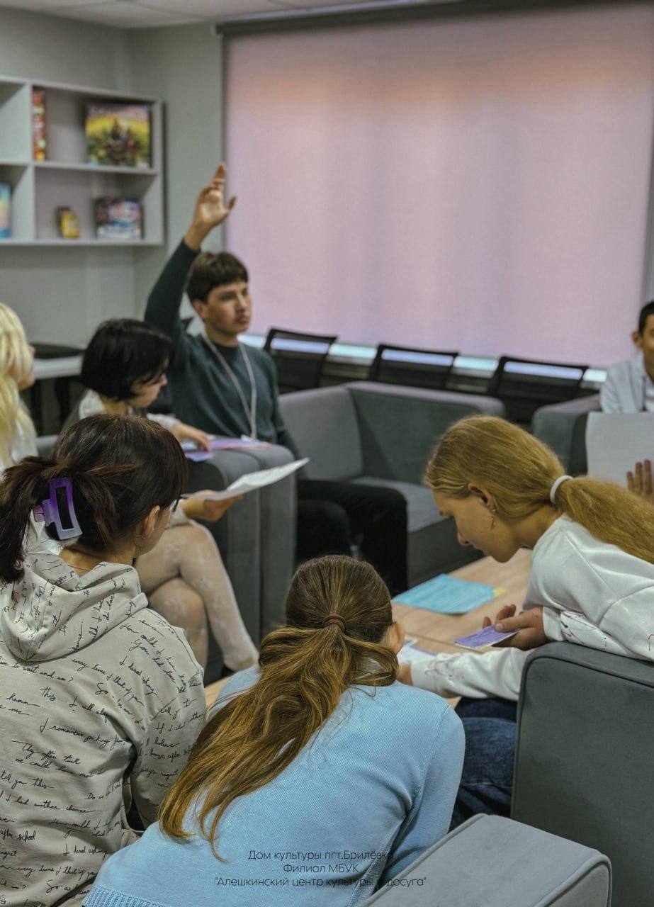 В библиотеке филиале пгт Брилевка состоялся квест по профилактике экстремизма Подумай о последствиях Продолжаем работу по профилактике правонарушений в подростковой среде В библиотеке филиале пгт Брилевка состоялся квест по профилактике экстремизма Подумай о последствиях На занятии сконцентрировали внимание молодежи на серьезности вопросов безопасности и ответственности за свои действия Так члены комиссии по делам несовершеннолетних и защите их прав а также сотрудники Алешкинского центра культуры и досуга помогли сформировать гражданскую позицию юношей и девушек Соревнуясь между собой участники квеста посетили шесть станций Каждая станция представляла собой тематическое задание требующее от ребят не только знаний но и умения работать в команде анализировать информацию и принимать взвешенные решения Дети прошли все этапы квеста и узнали как нужно вести себя в чрезвычайных ситуациях Организаторы постарались сделать акцент на практических навыках которые могут пригодиться в реальной жизни Участники научились распознавать признаки опасности и оказывать первую помощь