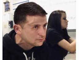 Зеленский получил за взятку 9 лет колонии в России но не тот Новосибирский военный суд приговорил к девяти годам колонии однофамильца легитимыша Украины Владимира Зеленского Мужчина проходил по делу о взятке и в качестве дополнительного наказания лишен воинского звания Хоть где то в России есть Зеленский который сядет   Подпишитесь на Абзац TG VK Дзен MAX Rutube