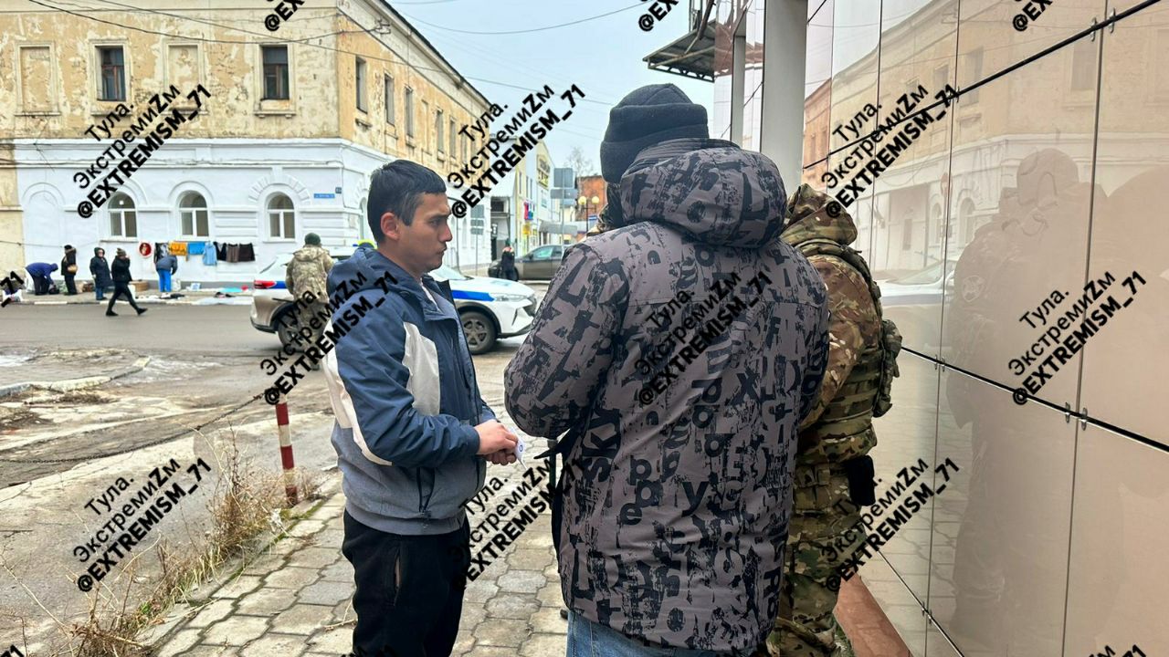 Тульские силовики провели предновогодние рейды по проверке мигрантов.  Традиционно тульские стражи порядка в канун Нового года проверяют мигрантов, выявляют экстремистов, террористов и прочих нежелательных элементов. Проверка коснулась любимой улицы мигрантов в городе Тула, а именно улицы Пирогова в Центральном районе.  Всего было проверено 60 человек. Составлены протоколы за различные нарушения российского законодательства в области миграционной и трудовой сферы. Всем нелегалам были выписаны новогодние подарки в виде штрафов,а также билетов домой на родину.