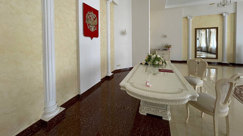 С 1 января 2026 года в Ярославской области полномочия по записи актов гражданского состояния перейдут на уровень региона Соответствующий закон приняла областная дума В регионе создадут Агентство по делам юстиции которое займется этими вопросами Территориальная структура органов ЗАГС останется прежней Служащие станут государственными служащими с увеличением зарплаты Территориальная структура новых органов записи актов гражданского состояния не изменяется Служащие войдут в систему органов государственной власти в качестве государственных служащих на уровне консультанта главного специалиста с увеличением заработной платы размер которой будет определен с учетом имеющихся вакансий в сторону увеличения Антон Вошатко Фото мэрия Ярославля Еще больше новостей в Telegram канале Ъ Ярославль