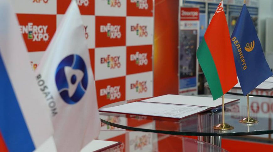 Беларусь и Росатом расширяют сотрудничество новые проекты до 2027 года Беларусь и госкорпорация Росатом подписали программу сотрудничества на 2025 2027 годы охватывающую атомные неэнергетические и неатомные проекты сообщил Госкомитет по науке и технологиям ГКНТ Беларуси Документ подписали гендиректор Росатома Алексей Лихачёв и председатель ГКНТ Сергей Шлычков Программа продолжает предыдущие договорённости и развивает меморандум между правительствами РФ и Беларуси об углублении стратегического партнёрства в мирном использовании атомной энергии и высоких технологий Ключевая цель реализация совместных инвестпроектов и внедрение инновационных технологий в энергетику и промышленность Беларуси Работа будет опираться на проекты и программы Союзного государства Беларусь Росатом Сотрудничество АтомныеПроекты Технологии Инвестпроекты СоюзноеГосударство Энергетика Промышленность Шлычков Лихачёв Инновации VK Instagram TikTok ZhivetZheBelarus