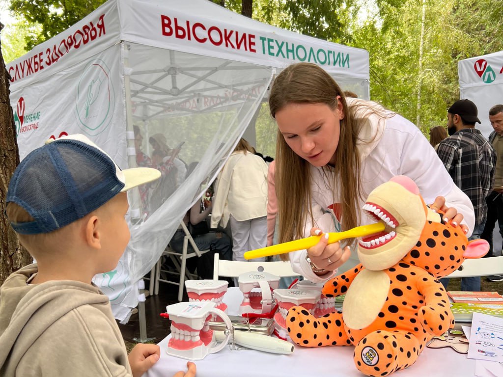 Сотрудники и студенты кафедры стоматологии детского возраста ВолгГМУ в рамках проектов Твое стоматологическое здоровье и Профилактика кариеса у детей провели 5 мастер классов с участием более 250 маленьких пациентов Еще 300 детей и подростков получили консультации специалистов Работа проводилась на 9 площадках Волгограда и области