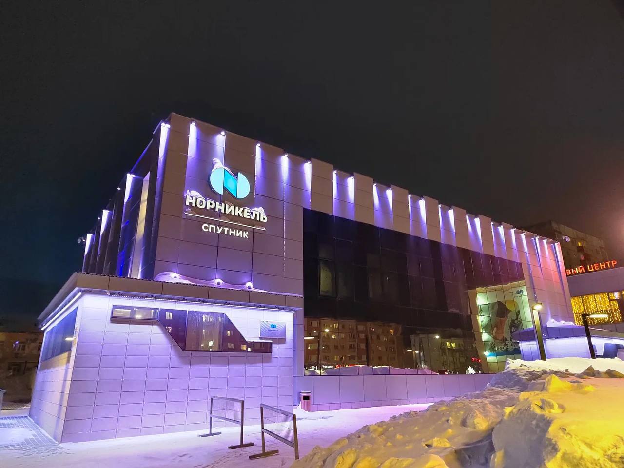 1  2  3  4  5  6  7   Прокуратура добилась пересмотра стажа работники Норникель Спутник получили право на досрочную пенсию Прокуратура проверила как соблюдаются трудовые права работников Заполярного филиала ООО Норникель Спутник Оказалось что при подсчёте специального стажа работников Крайнего Севера предприятие допустило ошибки Работодатель направлял в Социальный фонд России недостоверные сведения из расчёта страхового стажа исключался период межвахтового отдыха Между тем закон прямо предусматривает что этот период включается в стаж ведь он компенсирует переработку работников во время вахты Прокуратура внесла представление руководителю организации По её требованию филиал подал уточнённые сведения в ведомство за период с 2022 г по 2024 г в отношении 234 работников Теперь их межвахтовый отдых официально засчитан в стаж дающий право на досрочное назначение трудовой пенсии так же как и у всех кто трудится на Севере Сайт Тelegram ВК