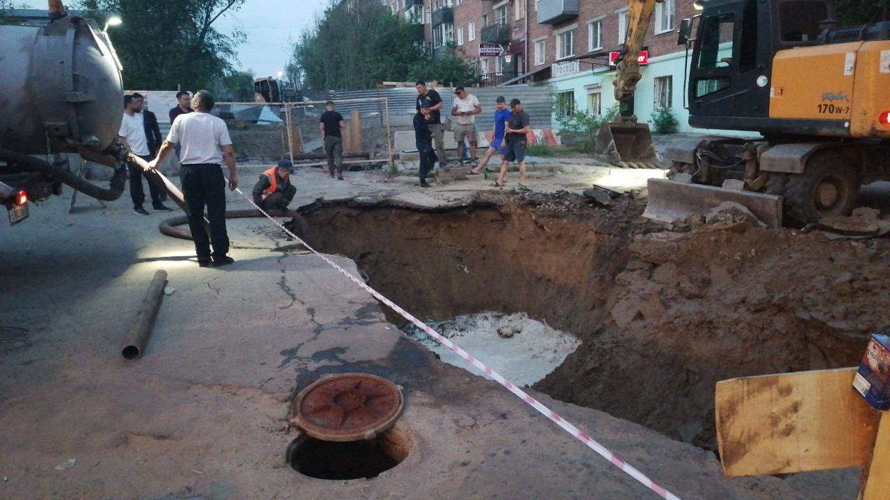 В центре Улан-Удэ устраняют повреждение водопроводной трубы Сейчас на месте работают 10 человек из бригады «Водоканала», 5 единиц спецтехники, а также подрядчик, который проводил земляные работы. Специалисты откачивают воду, чтобы открыть доступ к поврежденному участку. - Дополнительная информация о возобновлении подачи воды будет сообщена дополнительно, - сообщили в «Водоканале».