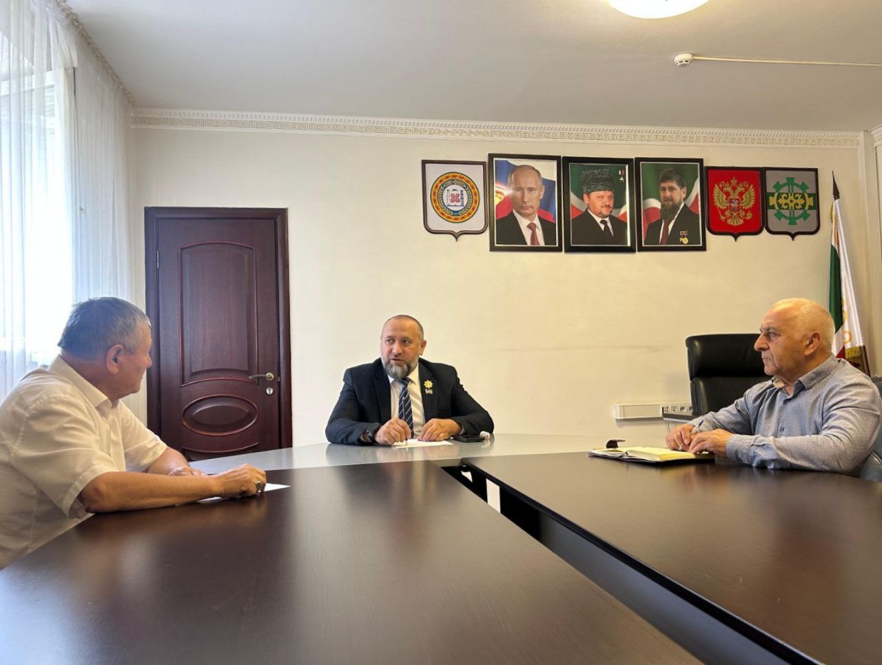 Депутат Парламента ЧР Алихан Элембаев провел совещание по текущим вопросам в Аргунском городском округе  На совещании присутствовали глава города Аргун Ибрагим Аюбов и руководитель Местной общественной приемной Аргунского отделения ВПП «Единая Россия» Юсуп Адилханов.  Обсудили текущую работу, рассмотрели перечень реализуемых программ и план мероприятий на текущий год. Особое внимание уделили вопросам, которые поднимаются жителями на приемах.    Парламентарий отметил, что прием граждан является отправной точкой для дальнейшей деятельности и одним из наиболее эффективных способов работы с населением. Данная работа носит системный характер, помогает понять, что интересует граждан, какие проблемы их волнуют и что необходимо решать в первую очередь.   По итогам совещания подвели промежуточные итоги работы за  первое полугодие и определили задачи на ближайшую перспективу в соответствии с утвержденным планом мероприятий. Парламентарий поблагодарил присутствующих за слаженную работу и ответственный подход.