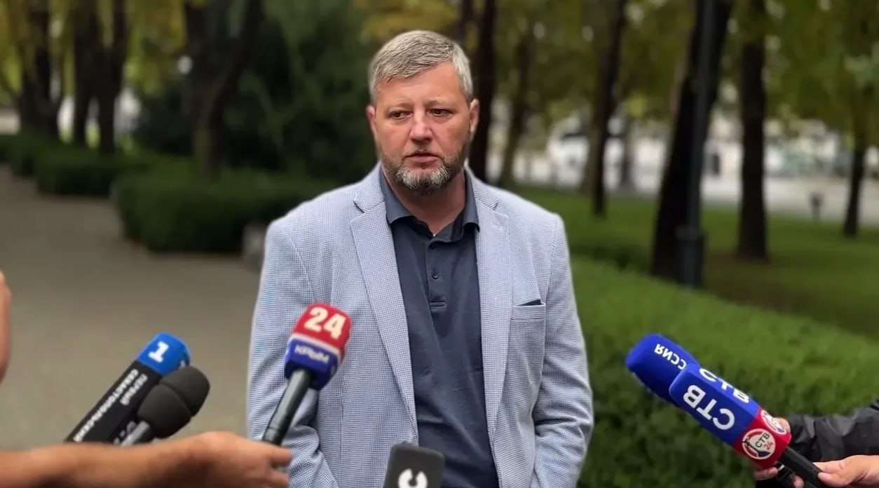«Петербургские дороги» подали в суд на Дептранс Севастополя  02 июля Арбитражный суд Севастополя принял к производству иск от АО «Петербургские дороги». Компания требует:  —  Расторгнуть госконтракт на разработку проекта капремонта улицы Хрусталева; —  Вернуть 6,3 млн ₽ за выполненные, но не оплаченные этапы работ; —  Возместить госпошлину 265 тыс. ₽.  Контракт заключён ещё в 2019 году. Прошло 6 лет — проект так и не довели до конца, а деньги подрядчику не заплатили.  Судебное заседание назначено на 18 сентября. Следим за развитием.