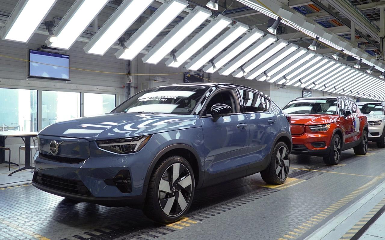 Volvo объявил о масштабных сокращениях Шведская компания сократит 3 тыс. рабочих мест, большая часть из которых — офисные сотрудники, сообщил Reuters. Сокращения связаны с реструктуризацией бизнеса, высокими издержками, низким спросом на электромобили, а также неопределенностью в отношении американских торговых пошлин. Месяц назад, в апреле 2025 года, компания представила программу сокращения расходов на 18 млрд шведских крон около $1,9 млрд , а также приостановила инвестиции. Volvo заявляет, что уволены будут в общей сложности 15% белых воротничков. Почти три четверти сокращений придется на сотрудников в Швеции.