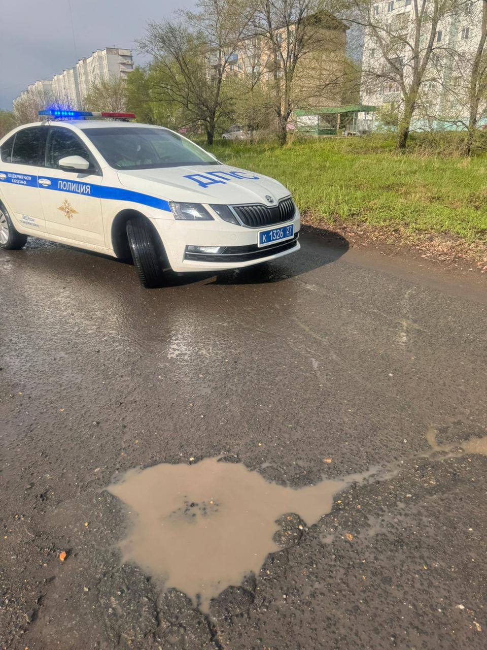 Сотрудниками дорожного надзора отделения Госавтоинспекции Амурского района произведено обследование состояния уличного-дорожной сети в городе Амурске. На автодорогах города по проспекту Строителей, Западное шоссе, проспект Мира, проспект Победы зафиксированы нарушения по их содержанию, возбужден административный материала по ч.1 ст. 12.34 КоАП РФ. Также при неустранении нарушенных требований ГОСТ Р 50597, по факту наличия выбоин и отсутствия горизонтальной дорожной разметки будет направлен материал для принятия мер прокурорского реагирования в отношении собственника дорог.