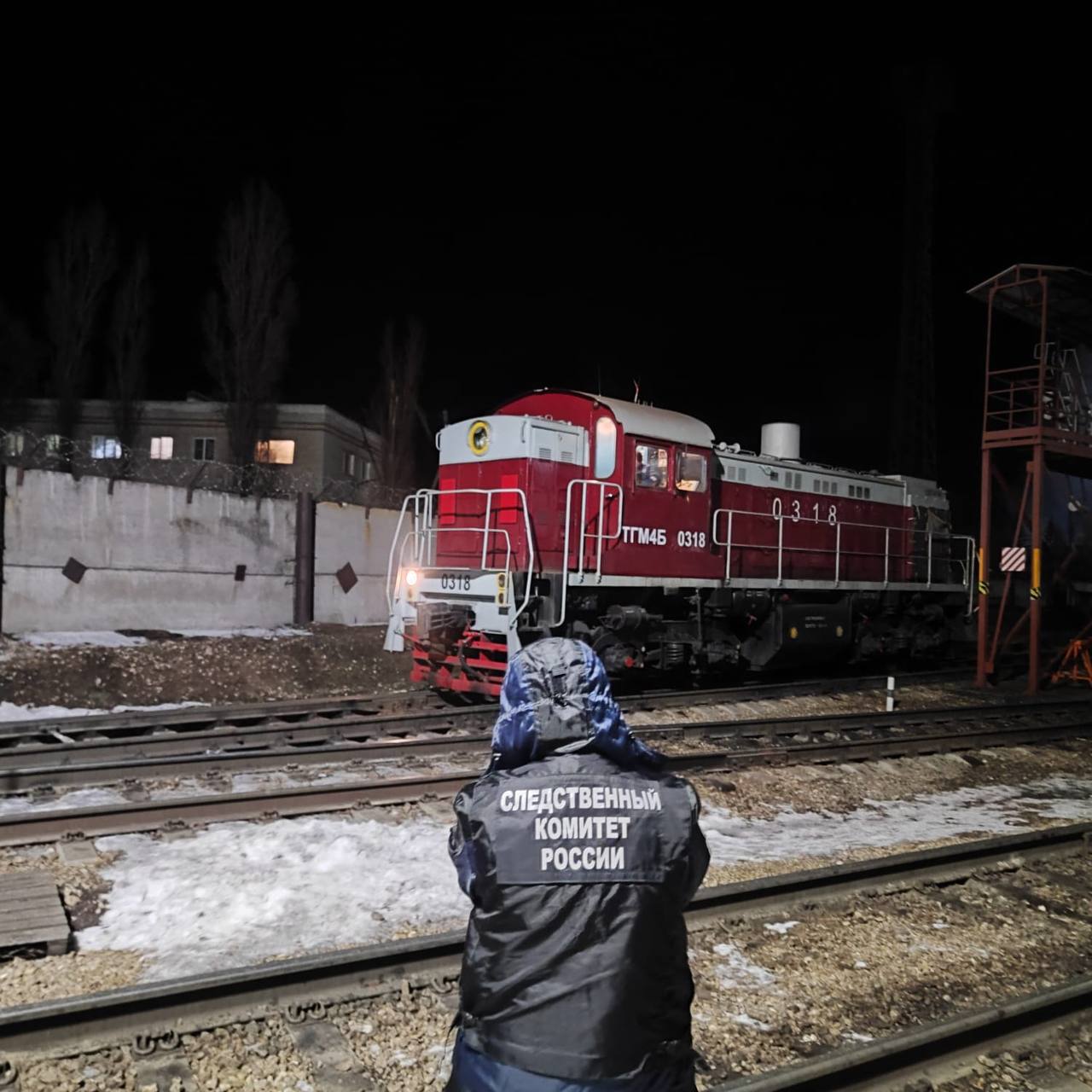 В Саратовской области следователем устанавливаются обстоятельства травмирования мужчины на железнодорожных путях  ⏺Следователем Саратовского следственного отдела на транспорте ЗМСУТ СК России по факту травмирования мужчины 1966 г.р. проводится доследственная проверка.   ⏺Предварительным следствием установлено, что днем 3 февраля 2025 года тепловозом в Саратовской области травмирован составитель поездов при маневровых работах на железнодорожных путях. Мужчина госпитализирован в медицинское учреждение.   ‍ Следователем проведен осмотр места происшествия,  выполняется комплекс проверочных мероприятий для установления всех обстоятельств, причин и условий произошедшего.   Помните, что железнодорожная инфраструктура – зона повышенной опасности, где необходимо соблюдать правила личной безопасности!