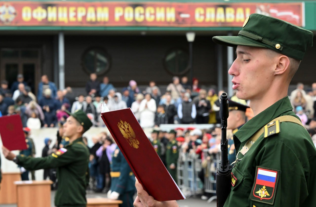 Правительство утвердило распоряжение о создании Новочеркасского высшего военного командного училища связи.    Первый набор курсантов планируется провести в 2026 году. Ожидается, что ежегодно его будут оканчивать более 1,1 тыс. специалистов. Они смогут пройти обучение по направлениям:   системы радиосвязи спецназначения,   системы специальной спутниковой связи,   системы коммуникации и сети связи специального назначения,   применение и эксплуатация автоматизированных систем специального назначения.    Правительство России    2  3  4  5