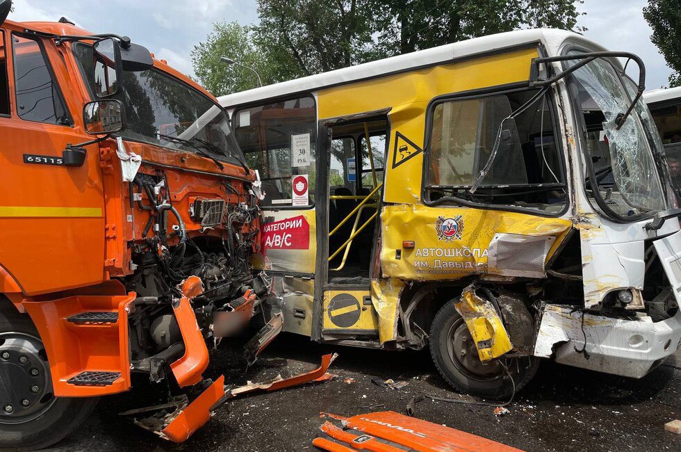 В центре Донецка столкнулись пассажирский автобус и грузовик, есть пострадавшие ДАН: Написать нам , водитель «Камаза» не уступил автобусу дорогу на перекрестке. Пассажирский автобус следовал по маршруту № 37. В результате аварии пострадали четыре человека, в том числе и ребенок 2013 года рождения. Читать полностью