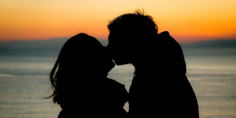 Жителя столицы арестовали на 10 суток за активные занятия интимом с девушкой на Котельнической набережной.  Влюбленные не обращали внимания на других людей и занимались непотребствами прямо в разгар рабочего дня. Мужчину задержали и отправили в спецприемник на 10 суток  Ранее мужчина уже привлекался за подобное поведение.