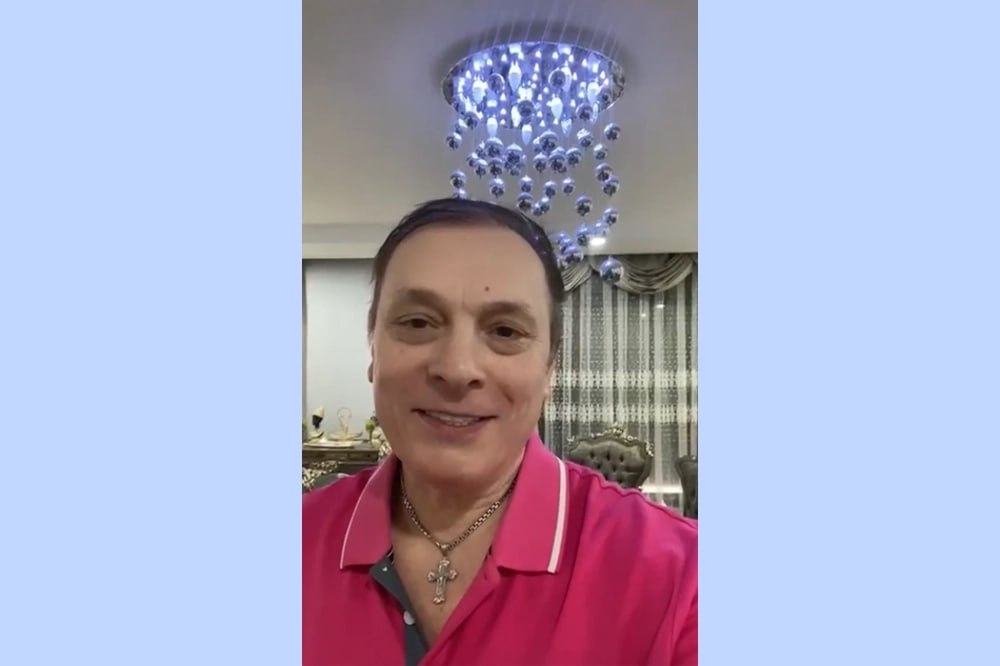 Суд в Москве заочно арестовал уроженца Ставрополья продюсера Ласкового мая Андрея Разина Разина объявили в розыск по делу о мошенничестве По версии следствия продюсер долгое время присваивал лицензионные выплаты автора песен Сергея Кузнецова используя поддельный договор   Подписывайтесь на Аргументы и Факты Северный Кавказ Telegram МАХ