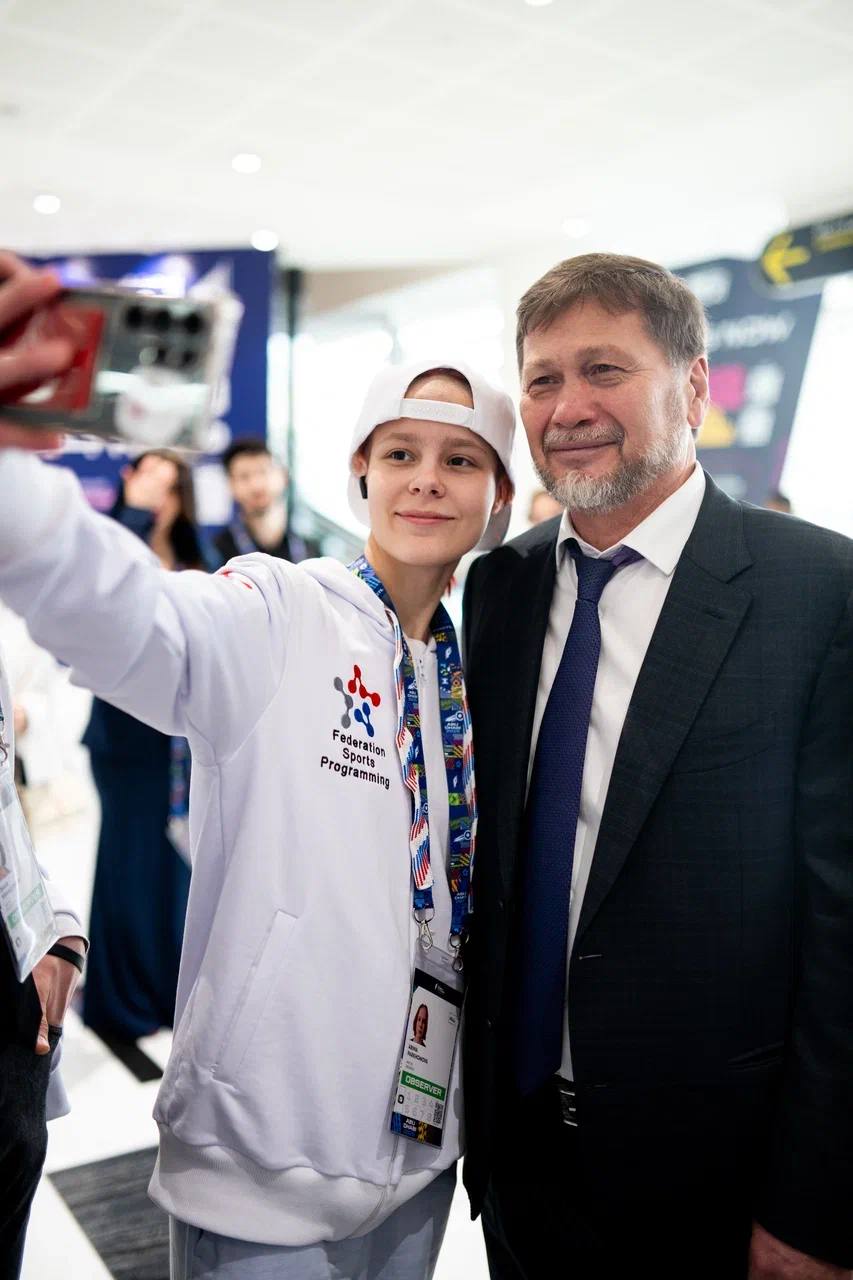 Сегодня дан старт главному фиджитал турниру года В Абу Даби состоялась яркая церемония открытия Игр будущего Среди почетных гостей церемонии были президент ОАЭ Мухаммед бен Заид Аль Нахайян президент Азербайджана Ильхам Алиев заместитель председателя правительства России Татьяна Голикова министр спорта России Михаил Дегтярев председатель экспертного совета РМОУ Рене Фазель президент Единой лиги ВТБ Сергей Кущенко бывший футболист Луиш Фигу президент Федерации гонок дронов России Илья Галаев и другие Открытие Игр ярко показало главную фишку микс технологий и спорта А еще крутое мультимедийное шоу с голографией и проекциями после которого официльно был дан старт турниру Победители Кубка технологических видов спорта который прошел в ноябре оказались в самом центре событий Напомним что две сильнейшие команды страны участвуют в Играх Будущего DR1 в составе Данил Грязнов Кирилл Лобань из Белгородской области и ROLF в составе Даниил Волок Григорий Миронов из Ленинградской области Вот здесь рассказали о всех участниках дисциплины гонки дронов Пусть эти соревнования станут незабываемым этапом истории Желаем ребятам сил драйва и уверенности в каждом шаге Победа будет вершиной а путь к ней самым ярким приключением Время летать The Games of the Future Abu Dhabi 2025 powered by ADNOC GOTFdroneracing