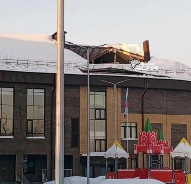 В Новосибирской области в школе обрушилась крыша ЧП случилось в селе Репьёво Тогучинского района пострадавших нет По данным регионального МЧС площадь обрушения составила 100 кв метров Повреждений перекрытий и стен нет Всего в школе обучается 130 детей Занятия в учебном учреждении отменены Строительство школы велось с 2022 года однако объект не был сдан в срок Его ввели в эксплуатацию в ноябре прошлого года Подписаться на Говорит Москва Telegram VK MAX