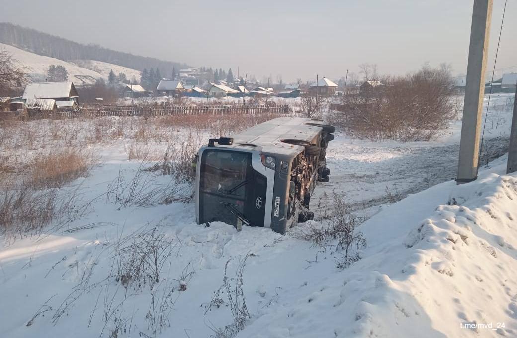 Два человека пострадали в ДТП с рейсовым автобусом в Балахтинском районе Красноярского края, сообщает ГУ МВД России.  По данным ведомства, водитель не справился с управлением, автобус съехал в кювет и перевернулся. В салоне находились 10 человек. Отмечается, что среди пассажиров не было несовершеннолетних.