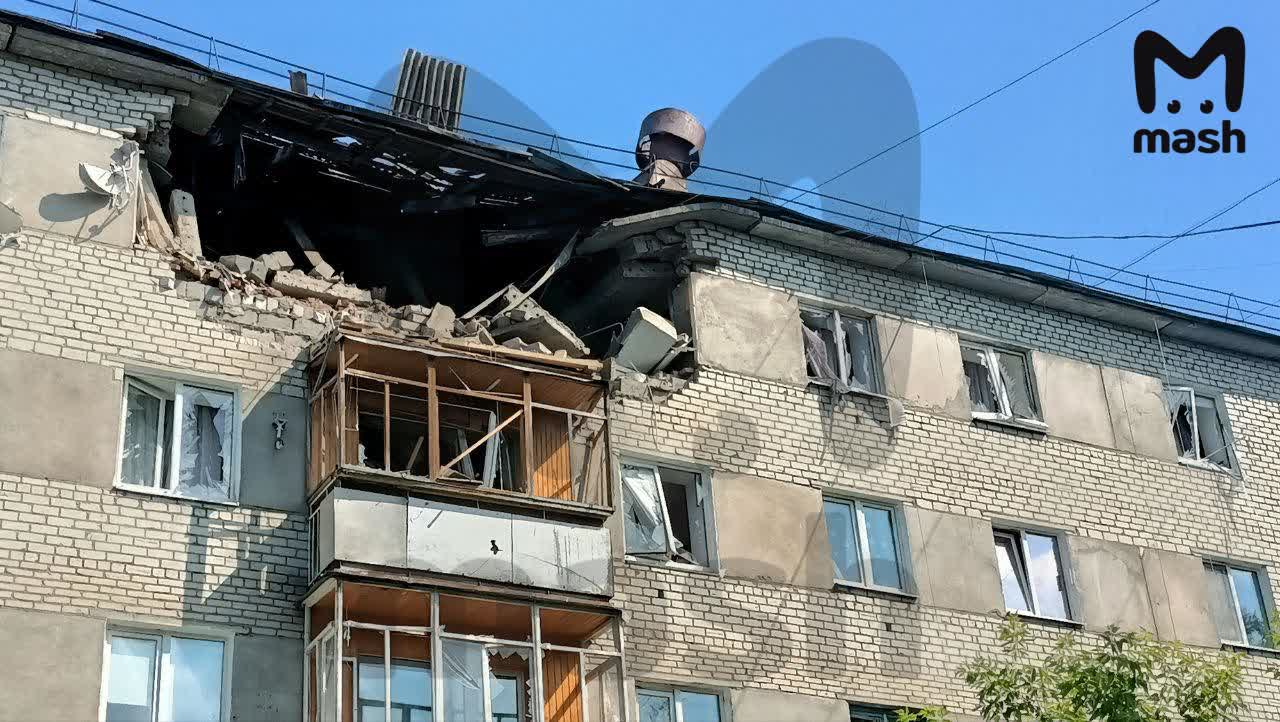 Взрыв газа в Серове: пострадали четыре человека, один — в тяжёлом состоянии Газ взорвался в квартире на верхнем этаже пятиэтажки по адресу Зелёная, 7а. Пострадали четыре человека: трое находятся в удовлетворительном состоянии, одного — с ожогами 50% тела — готовят к эвакуации в Екатеринбург. Из дома эвакуировали 240 жильцов. Повреждены балкон и часть кровли. На месте работают экстренные службы. Царьград.ТВ — Не боимся говорить правду Подпишись