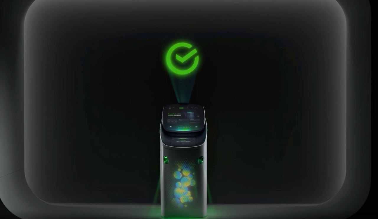 На конференции Сделано в Сбере показали инновационный банкомат нового поколения Помимо операций с деньгами новое устройство предлагает получить консультацию по продуктам и поговорить с ИИ помощником Также совершеннолетние пользователи могут проверить здоровье пульс давление уровень стресса предположительный холестерин среднюю глюкозу и другие параметры Внутрь банкомата встроен умный помощник на базе ИИ ГигаЧат уже сейчас доступны базовые голосовые операции В дальнейшем банкомату можно будет озвучивать сложные команды включая распределение внесенных средств В интерфейсе банкомата сделали упор на человекоцентричность есть адаптация под коляски и голосовой режим для слабовидящих banksta