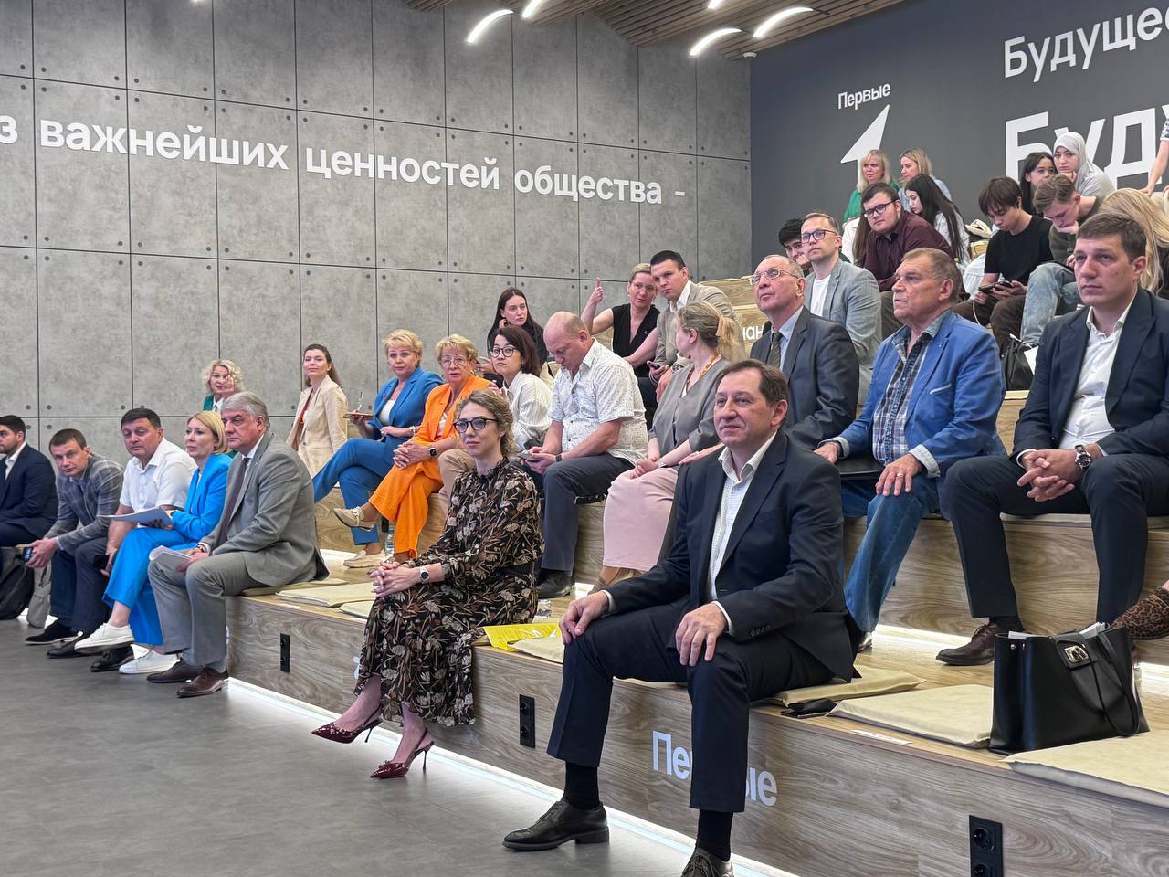 в Национальном центре «Россия» проходит Экспертная дискуссия «Кооперация сферы образования и бизнес-партнёров: новая конкурентоспособность в эпоху вызовов и возможностей». Елена Весна, проректор НИЯУ МИФИ: «Сегодня перед нами стоит важная миссия — не просто готовить высококлассных специалистов, но и формировать устойчивую образовательную экосистему в регионах. Если молодые люди и их семьи не видят перспектив для качественного обучения и профессионального роста на местах, они вынуждены уезжать. И речь идет не только о школьниках, но и о наиболее активной, амбициозной части общества — их родителях, молодых профессионалах, которые могли бы стать локомотивом развития своих территорий. Когда в регионе нет сильных школ, достойных университетов, современной инфраструктуры для подготовки кадров — это создает негативный цикл: таланты уезжают, инвестиции не приходят, экономика стагнирует. Роль ведущих вузов, таких как МИФИ, в решении этой проблемы критически важна. Мы уже действуем системно, развивая сеть региональных представительств и филиалов, чтобы обеспечить доступ к качественному образованию. Наша работа со школами включает программы ранней профориентации, олимпиады, специальные учебные материалы, в том числе авторские учебники. Мы создаем исследовательские программы, позволяющие талантливым ребятам оставаться в своих регионах, участвуя при этом в передовых научных проектах. Но наша задача шире — мы должны стать интегратором кадрового обеспечения для всей экономики. Это не только подготовка инженеров для атомной отрасли, но и поддержка высокотехнологичного бизнеса, IT-компаний, промышленных предприятий. Дальнейшее развитие требует глубокой интеграции с регионами через партнерство с местными властями и бизнесом для создания образовательных кластеров. Важным направлением является развитие цифровых платформ, онлайн-обучения и дистанционных программ, чтобы знания были доступны в любой точке страны. Не менее значима поддержка педагогов — их обучение и переподготовка, ведь именно они формируют будущих абитуриентов. Мы не просто университет — мы часть национальной системы, которая должна обеспечить технологический суверенитет России. И начинается это с того, чтобы дать каждому талантливому школьнику шанс на качественное образование и достойное будущее — без необходимости уезжать из своего региона». НОП — соорганизатор Форума #НОП