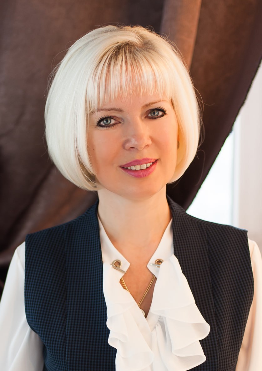 Президент Владимир Путин подписал указ о награждении работников образования из разных регионов страны В их числе директор Дворца творчества детей и молодёжи Ленинского района города Кемерово Елена Шалёва Она удостоена медали ордена За заслуги перед Отечеством II степени В системе дополнительного образования Елена Александровна работает 33 года из них 20 лет в должности руководителя За это время создала сплочённый коллектив профессионалов Она направляет все усилия на раскрытие способностей своих сотрудников концентрирует их внимание на постоянном совершенствовании профессионального мастерства и развитии педагогического потенциала Главное достижение коллектива успехи обучающихся которые ежедневно получают возможность развиваться в театральном вокальном хореографическом и прикладном искусстве спорте Поздравляю с заслуженным признанием