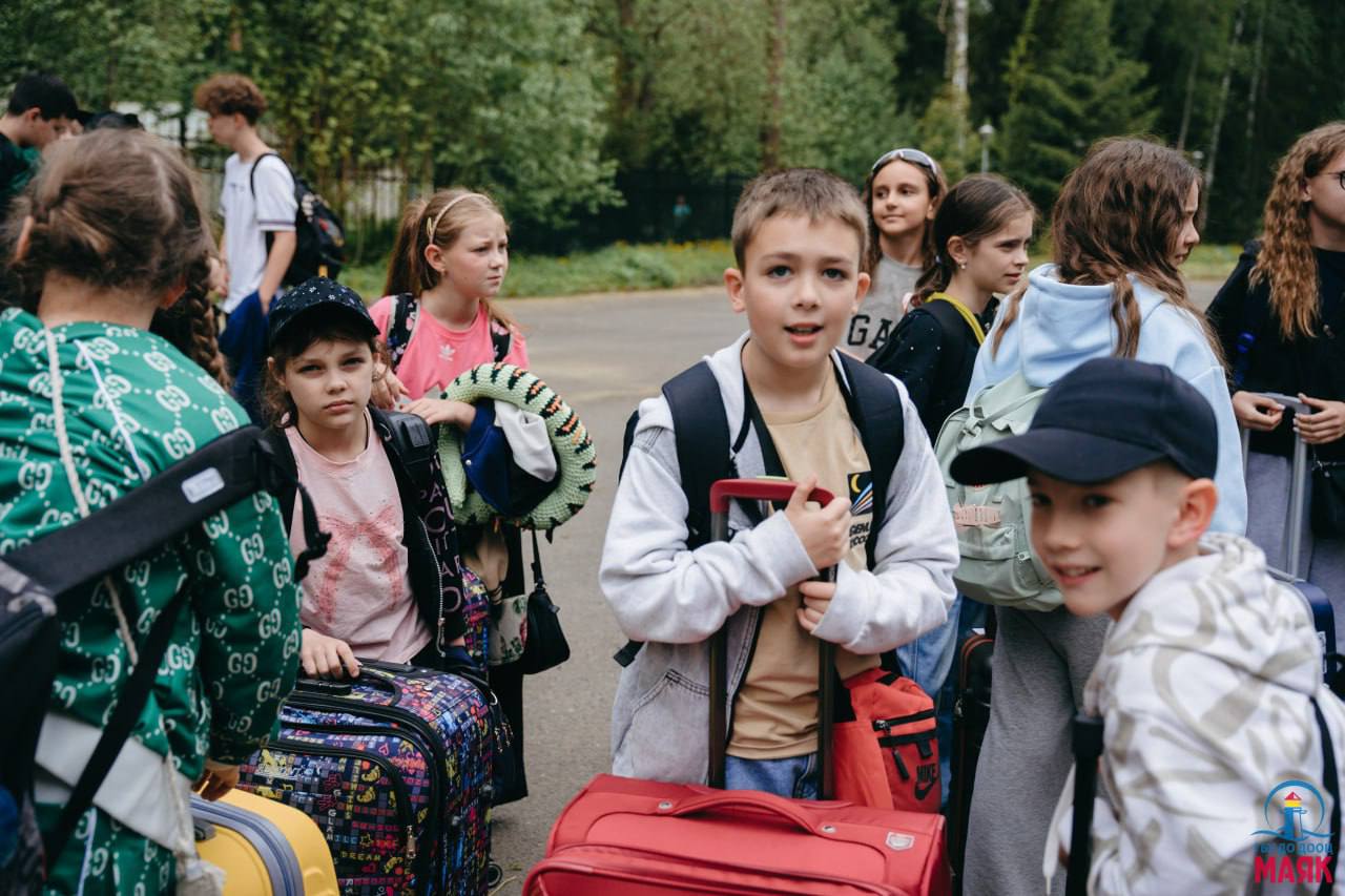 130 детей из Енакиево прибыли сегодня в Ленинградскую область. Они будут отдыхать в лагерях «Маяк» и «Премьера» — ребят ждут мастер-классы, кружки, игры и экскурсии.   Только представьте: летние каникулы только начались и вы впервые в Ленобласти. Звучит, как идеальное окончание мая.