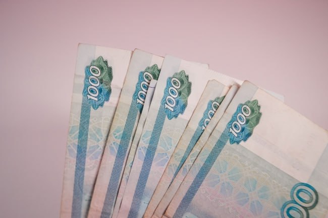 Осудили за неуплату алиментов Суд вынес приговор 41-летней жительнице Мирного, накопившей шесть миллионов рублей долга по алиментам на содержание своих детей. Женщина, ранее судимая за кражу, не платила средства на 10-летнюю дочь и двух восьмилетних сыновей, воспитывающихся у опекунов, а также игнорировала выплаты в пользу уже совершеннолетней дочери. Исполнительные производства по взысканию алиментов велись годами, но должница игнорировала обязательства. В 2024 году она перевела лишь несколько раз по одной-две тысячи рублей, что суд расценил как попытку избежать ответственности. После возбуждения уголовного дела женщина устроилась на работу, но через две недели была уволена за злоупотребление алкоголем. Суд учел неотбытое наказание за прошлую кражу, признание вины и отсутствие реальных попыток погасить долг. Женщину приговорили к году и девяти месяцам колонии общего режима. Фото: Опарин Даниил