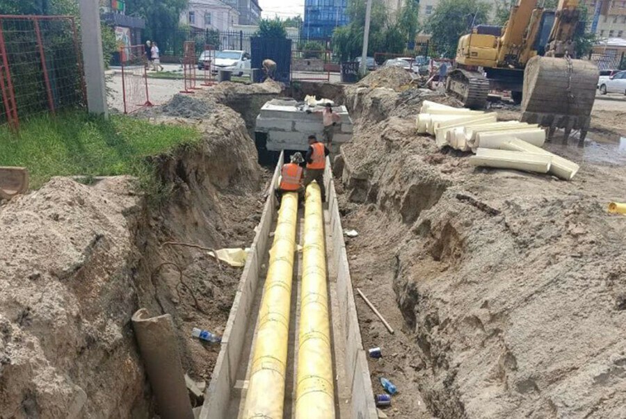 В столице Амурской области завершены строительно монтажные работы по ремонту участков тепловых сетей на улицах Октябрьской и Горького Работы велись в рамках областной программы Модернизация коммунальной инфраструктуры На Октябрьской в районе пересечения с Трудовой проведён полный комплекс ремонтных мероприятий На этом участке работы по замене сетей и канализации стартовали 25 марта и должны были завершиться 25 июня На Горького на участке от Комсомольской до Калинина проведен демонтаж изношенных трубопроводов и монтаж новых труб установлены лотки и тепловая камера сделана теплоизоляция Работы здесь велись с июня Строительно монтажные работы выполнены в полном объеме сообщили в областном правительстве Сейчас идет приемка всех объектов Реализация мероприятий позволит повысить надёжность теплоснабжения жилых домов и социальных объектов Благовещенска Подписывайтесь на Amur life