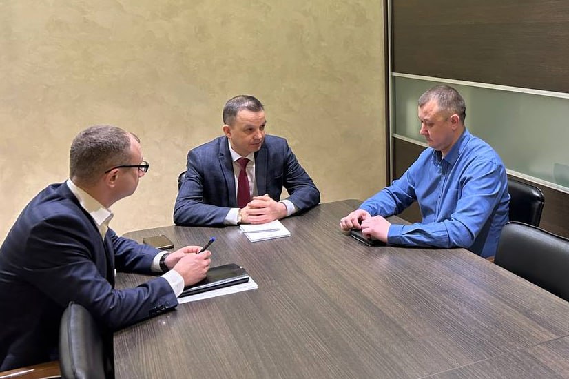 Андрей Курышин встретился с перевозчиком маршрута 120 в связи с произошедшим накануне инцидентом Напомним что вчера в соцсетях появилась информация что в автобусе маршрута 120 в селе Власиха ребенок 12 лет должен был выйти на остановке Инженерная Однако по словам автора публикации водитель не выпустил ребенка из за отсутствия сдачи с 1000 рублей и ребёнка высадили только после того как за него заплатили другие пассажиры Руководитель перевозящей организации Сергей Усольцев Ситуация была детально проанализирована Взята объяснительная с водителя Ранее на него жалоб не поступало По словам водителя автобуса злого умысла у него не было Он не понял где ребенок был намерен выйти из автобуса и не сразу понял что за него оплатил проезд другой пассажир Это человеческая ошибка но мы ее не оправдываем пояснил Сергей Усольцев Он добавил что были проведены дополнительные инструктажи со всем водительским составом а данному водителю вынесли предупреждение Компания обслуживающая маршрут 120 приносит извинения за случившееся Подводя итог встречи заместитель главы администрации города по дорожному хозяйству и транспорту Андрей Курышин подчеркнул что подобные ситуации абсолютно недопустимы в работе городского транспорта С водителем должна быть проведена разъяснительная работа со всеми работниками компании должны быть организованы дополнительные инструктажи усилен контроль за соблюдением стандартов обслуживания пассажиров сказал Андрей Курышин Напомним также что согласно действующему законодательству детей до 16 лет запрещено высаживать из общественного транспорта mcu barnaul