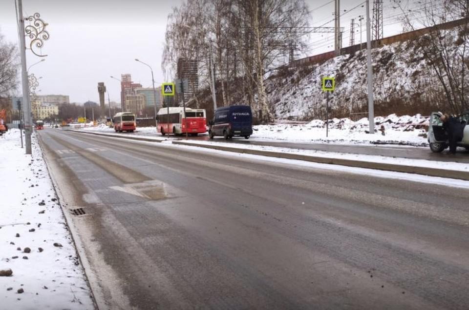 В Перми отремонтируют ул. Ленина  На участке от площади Гайдара до Перми II обновят проезжую часть улицы, нанесут современную дорожную разметку, восстановят тротуары.   Напомним, сейчас на площади Гайдара ведутся работы в рамках первого этапа строительства третьего моста через Каму. Там будет построена транспортная развязка, которая позволит связать в единую сеть новую улицу Строителей и тоннель в створе ул. Вишерской.     Подпишись на «КП-Пермь»