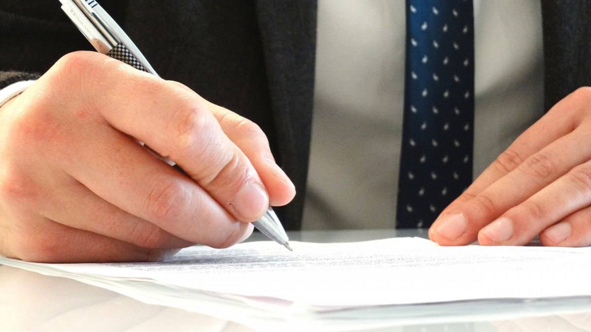 Адвокат на Сахалине кинул клиента на 2 млн рублей В островном регионе завершено расследование уголовного дела в отношении адвоката Сахалинской адвокатской палаты. Мужчину обвиняют ч. 3 ст. 30, ч. 4 ст. 159 УК РФ — покушение на мошенничество, совершённое в особо крупном размере. Подробности рассказали в областном следкоме и региональной прокуратуре. “Установлено, что в период с октября 2024 года по январь 2025 года адвокат, используя доверие своего клиента, находящегося под стражей, убедил, что решит его проблемы с законом за 2 млн, которые он якобы передаст правоохранителям, которые переквалифицируют обвинения по менее тяжкой статье РФ”, - рассказали в прокуратуре. Однако, как выяснилось, передавать деньги адвокат не планировал, а хотел оставить их себе. Реализовать преступный умысел ему помешали сотрудники УФСБ России по Сахалинской области. Уголовное дело направлено в Южно-Сахалинский городской суд для рассмотрения по существу. Адвокату грозит срок до десяти лет лишения свободы, добавили в ведомстве.