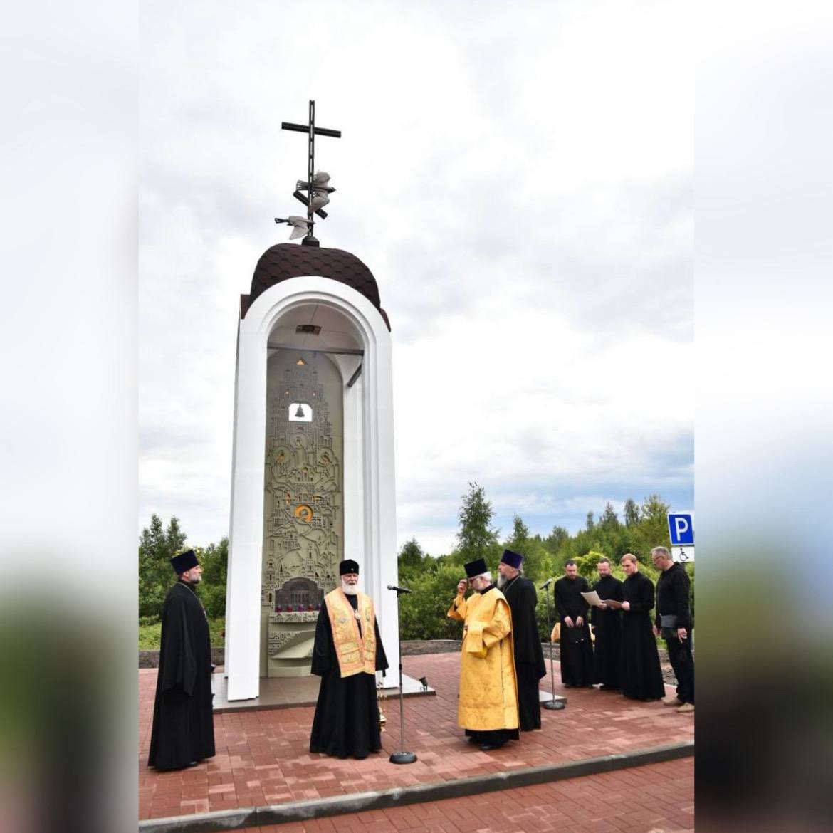 Обелиск-часовню на месте гибели заслуженного артиста России Сергея Пускепалиса и его водителя Александра Синицына открыли в Ростовском районе Ярославской области, сообщили в правительстве региона. Сооружение установлено на 201-м километре трассы М8 Москва – Холмогоры, где они погибли в сентябре 2022-го, "когда перегоняли технику, предназначенную для отправки в Донбасс".