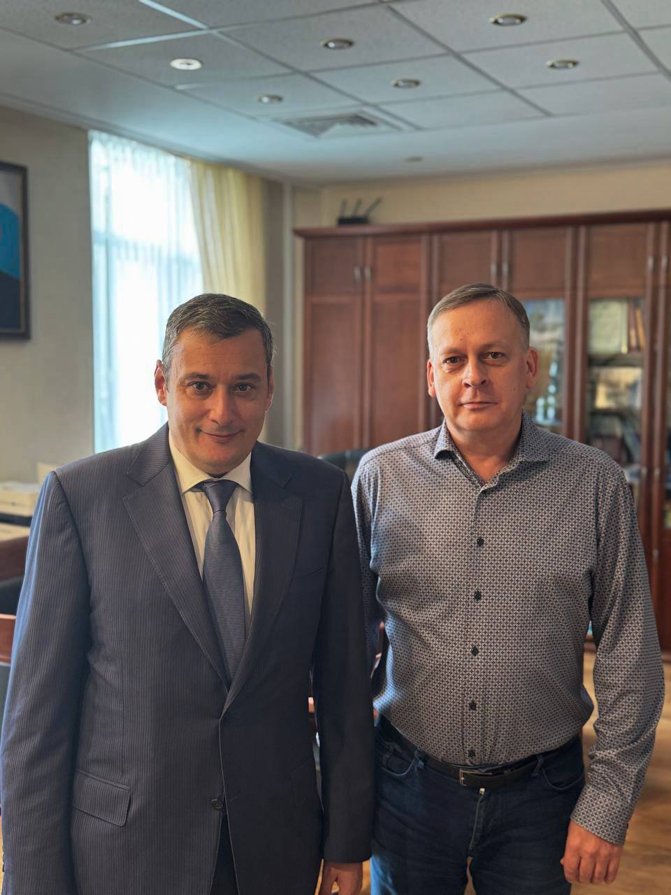 Провёл встречу с руководителем Федерального агентства водных ресурсов РФ Дмитрием Кирилловым: обсудили мероприятия в рамках программы восстановления приграничья, которые необходимо будет реализовать в ближайшей перспективе, а также работу, которая ведётся в рамках нацпроекта «Экологическое благополучие».     Природные, и в частности водные, ресурсы в приграничье требуют не меньшего внимания, чем инфраструктура, социальные объекты и предприятия. Разница лишь в том, что к их реабилитации мы приступим чуть позже, начиная с 2028 года, после того, как вернём жизнь этим территориям.     По программе восстановления Росводресурсы согласовали 7 объектов, в их числе 4 гидротехнических сооружения — в Суджанском, Кореневском и Рыльском районах. Также будем приводить в порядок реки Суджа, Сейм в Кореневском районе и Псёл в Беловском.     Рассказал Дмитрию Михайловичу о своем походе по рекам в Курске и о том, как сильно эти водные артерии отличаются друг от друга. Деньги из федерального бюджета на расчистку Тускари поступили, работы идут, но река сильно зарастает, а русло сужается. Одна из причин — отсутствие отводящего канала от водосброса на Курском водохранилище. Попросил руководителя Росводресурсов скорректировать проектную документацию и включить эти работы в мероприятия по будущей реконструкции водохранилища; так мы сможем наполнить городскую реку водой и вернуть ей жизнь.     Напомню, при поддержке Росводресурсов в следующем году приступим к расчистке Сейма. Запланировано привести в порядок большой участок русла общей протяжённостью более 18 километров. Деньги на работы в федеральном бюджете заложены. Чуть позже необходимо будет расчистить реки Тим и Щигор в наших районах, эти объекты пока находятся на рассмотрении.     Благодарю Дмитрия Михайловича за уже не первую нашу встречу, поддержку и готовность помогать в решении проблемных вопросов. Уверен, что при поддержке федерального центра мы сможем преобразить водные артерии Курской области!  ХИНШТЕЙН. Подписаться.
